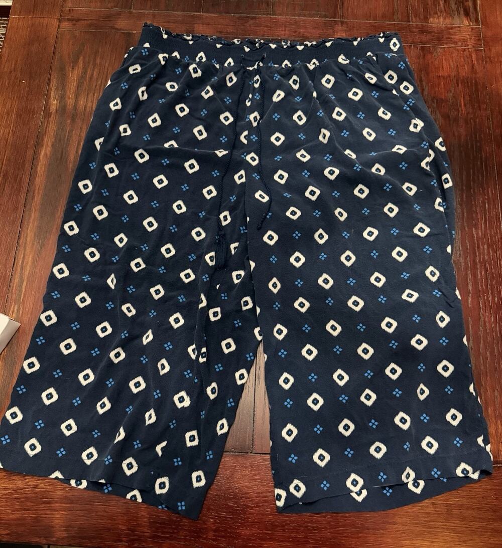 This is a pair of women's wide-leg culotte/gaucho pants by Terra & Sky.